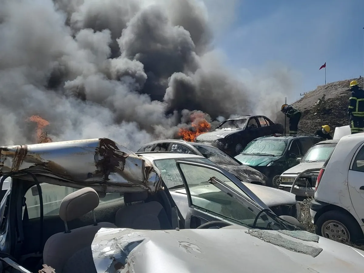 Incendio en corralón consume 100 vehículos