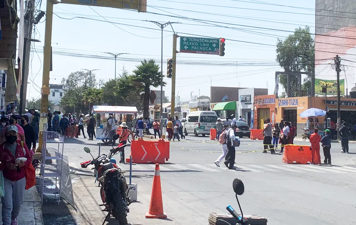 Comerciantes bloquean avenidas y causan destrozos en el ayuntamiento de Tizayuca 