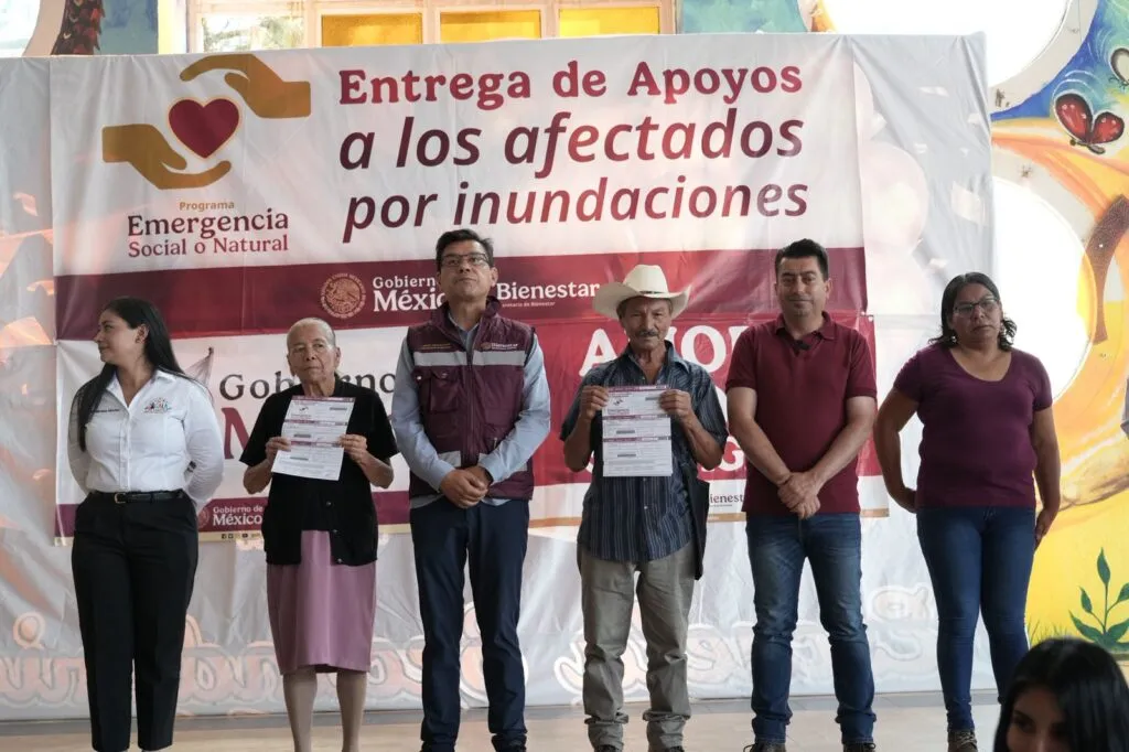 Entregan vales, despensas y medicinas a afectados por lluvias en Hidalgo