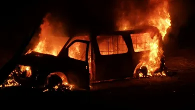 Madrugada de fuego en Ulapa: fuga en ducto de Pemex y vehículos incendiados movilizan a autoridades.