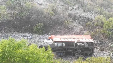 Reportan volcadura de camión en Zimapán; hay un lesionando
