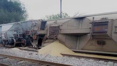 Tren cargado con sorgo descarrila en Bojay, Atitalaquia
