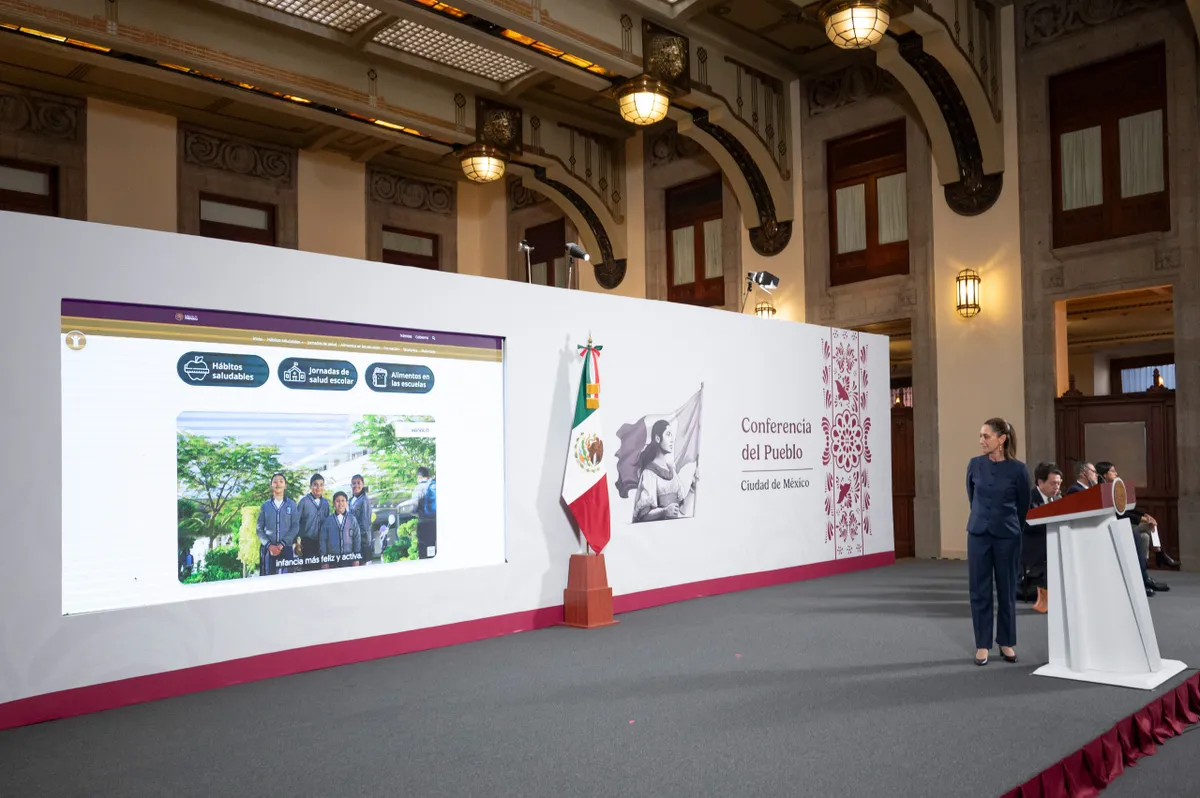 Niñas y niños de primaria reciben chequeo médico en escuela pública durante jornada de salud.