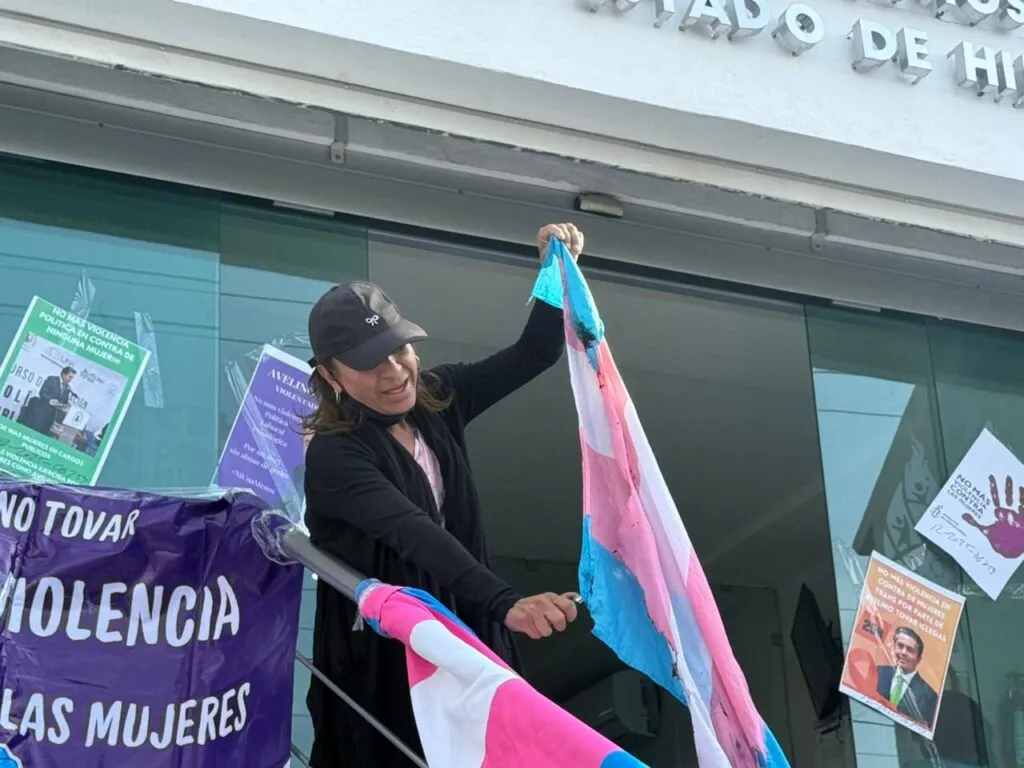 Queman bandera trans afuera de CDHEH; activista acusa violencia y omisiones de autoridades