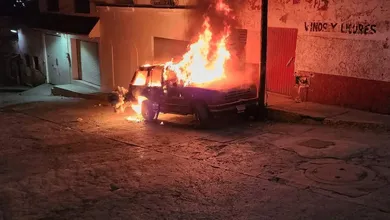 Camioneta incendiada en calle de Pachuca.