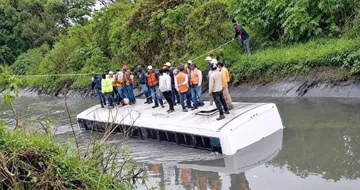 Autobús cae a canal de aguas residuales en Tula