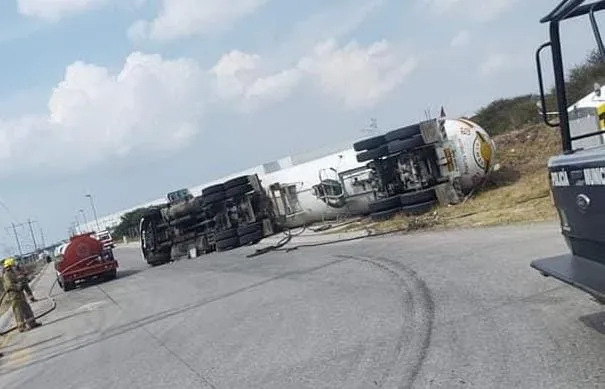 Vuelca pipa de gas en Tepejí