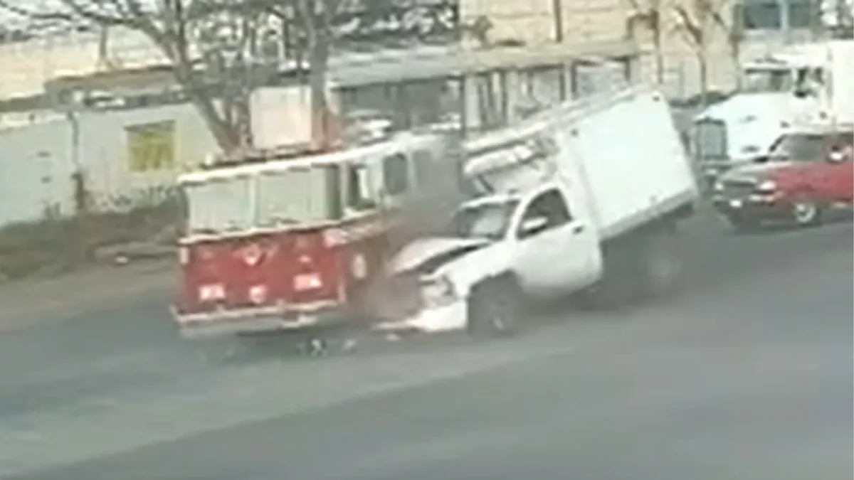 Choque entre carro bomba y camioneta