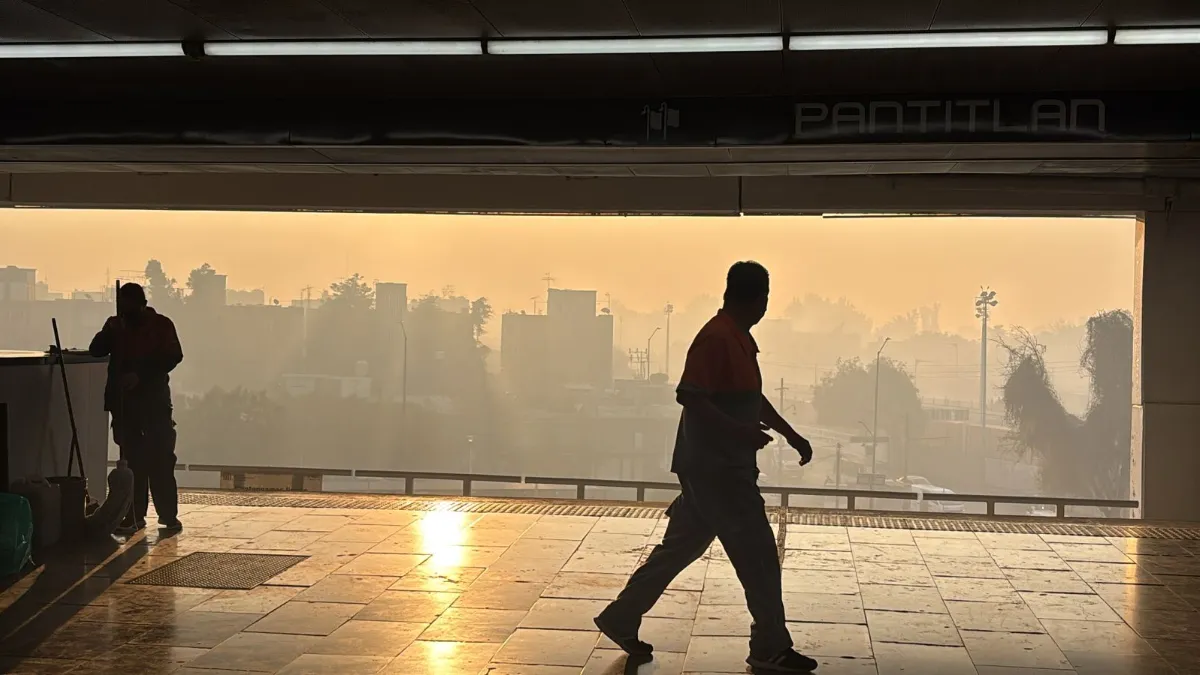 Durante la mañana se reportaron incendios en los municipios de Texcoco y Nezahualcóyotl, cuyas columnas de humo impactaron a la CDMX desde el amanecer. FOTO: Zasid Quizamán