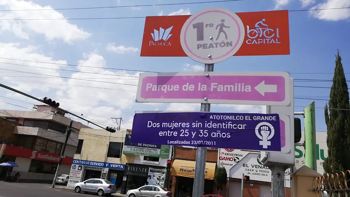 Quiénes son las mujeres de las calcomanías moradas