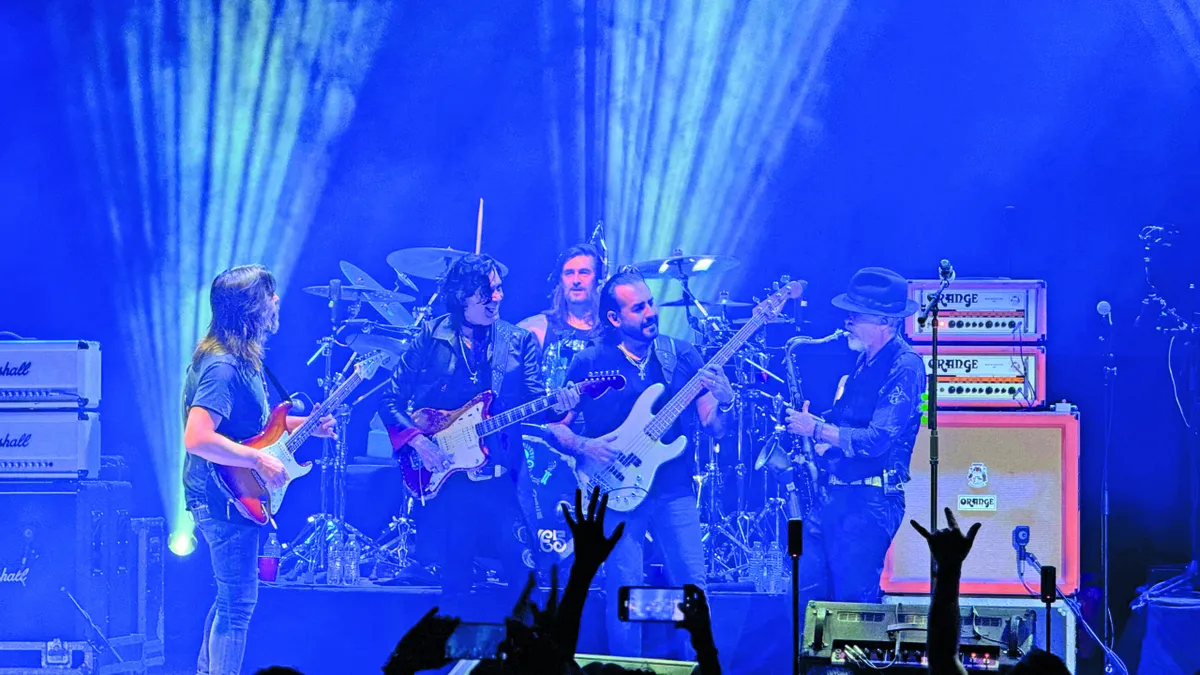 Caifanes llama a arropar a los paisanos deportados por Trump