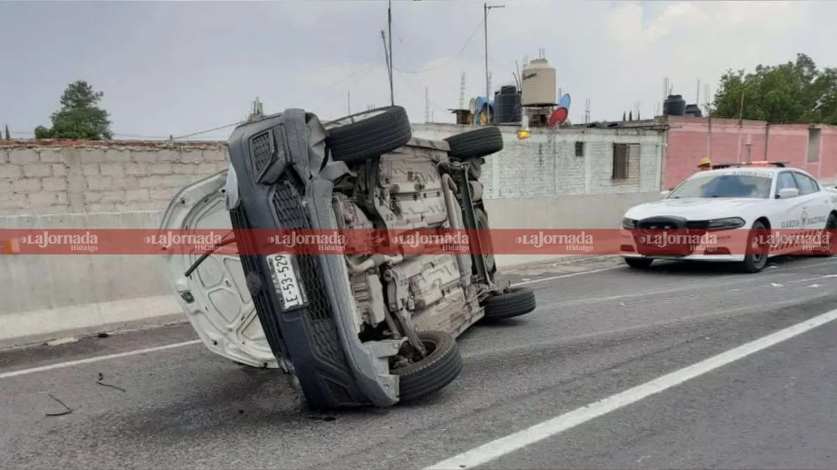 Autopista México-Pachuca: vuelca camioneta cerca de caseta de Ojo de Agua