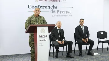 Conferencia de prensa sobre la detención de 14 personas vinculadas al huachicoleo en México.