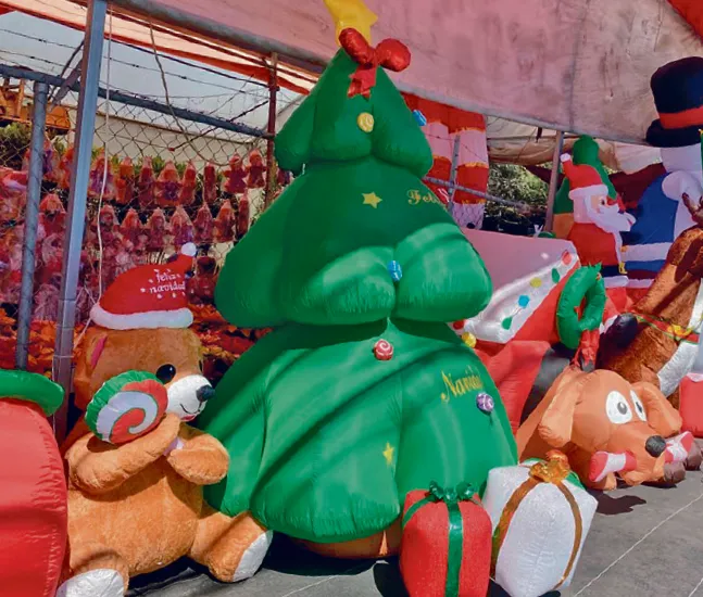 Calles y comercios se llenan de colores