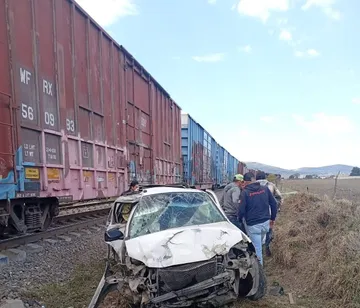 Tren impacta automóvil en Actopan