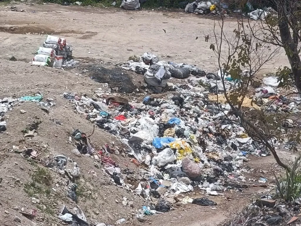 Ejidatarios bloquean acceso a sitio de transferencia de basura en Tlaxcoapan