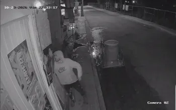 Persona trasladando láminas en Atempa, Tizayuca.