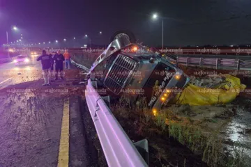 Tractocamión de carga vuelca en bulevar de acceso al AIFA