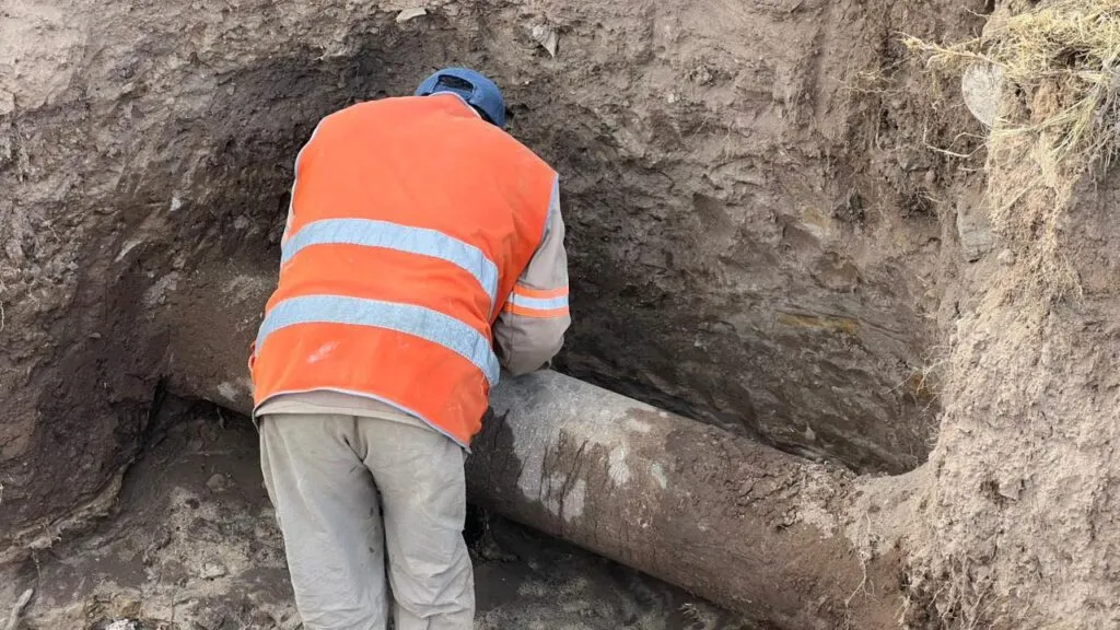 Caasim atiende fuga en línea de agua potable en bulevar Felipe Ángeles