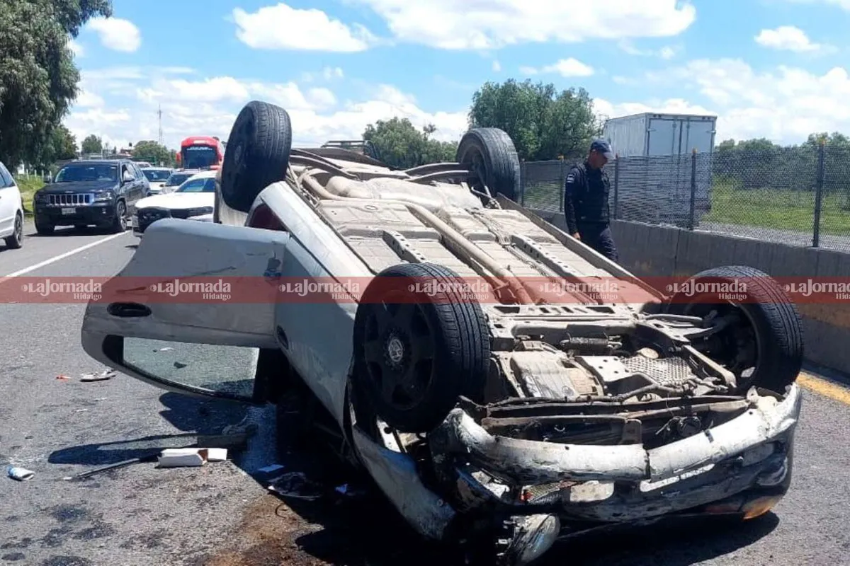 Accidente en la México-Pachuca: vuelca auto tras chocar con tráiler
