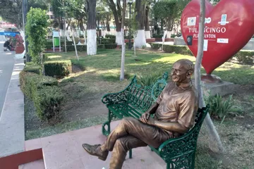 Colocan estatua de filántropo estadounidense en el centro de Tulancingo