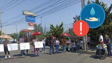 Habitantes de Nezahualcóyotl exigen agua potable con bloqueo en Bordo de Xochiaca.