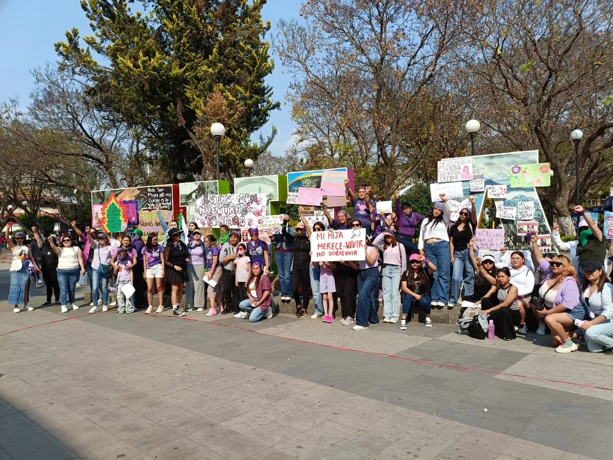 Con consignas y carteles, la movilización del 8M recorrió Tula y concluyó en el jardín municipal con actividades y protestas.