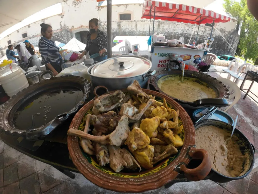 Gran variedad de comida y bebidas en el Festival del Tlacoyo y el Maguey
