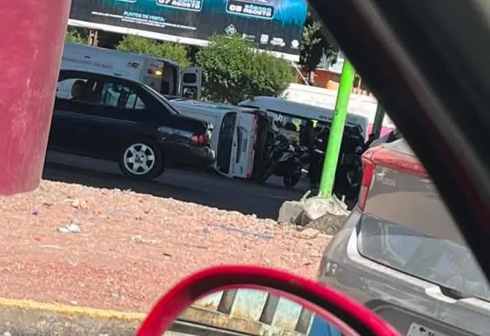 Vuelca combi del transporte público en crucero de la 11 de julio: hay cinco lesionados