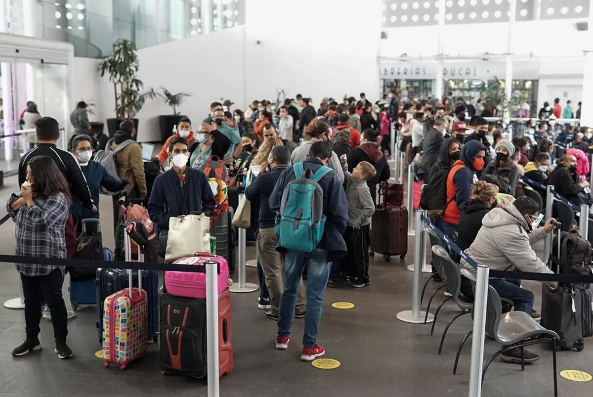 Contagios Covid provocan cancelación de cientos de vuelos en el AICM