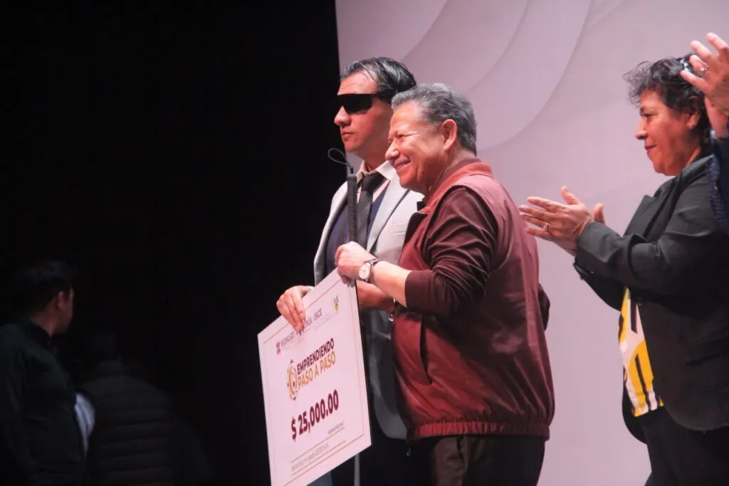 Entregan 760 apoyos a emprendedores; 191 fueron para afectados por la vaguada