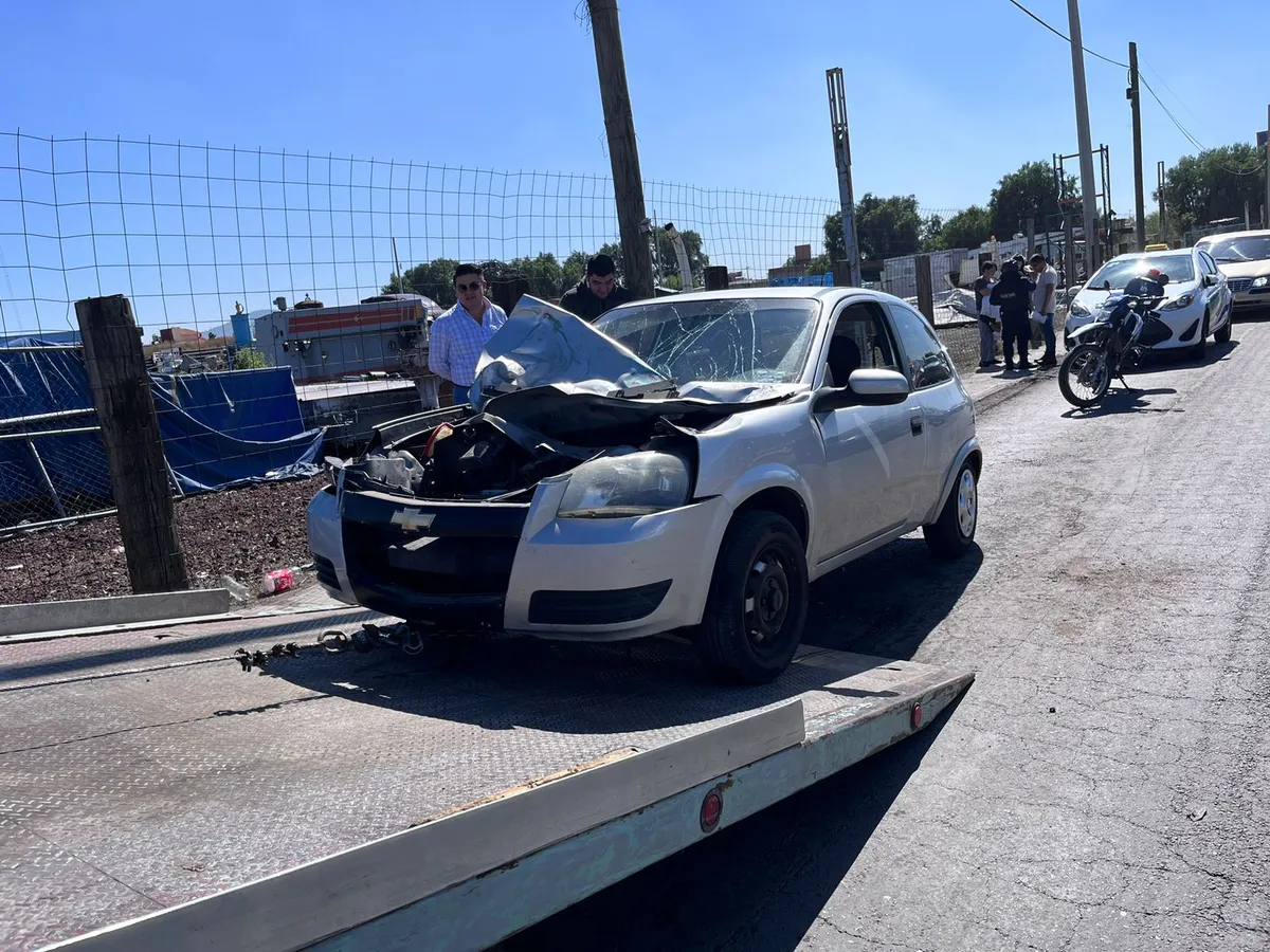 Accidente en Tizayuca: choque entre Chevy y autobús deja tres lesionados