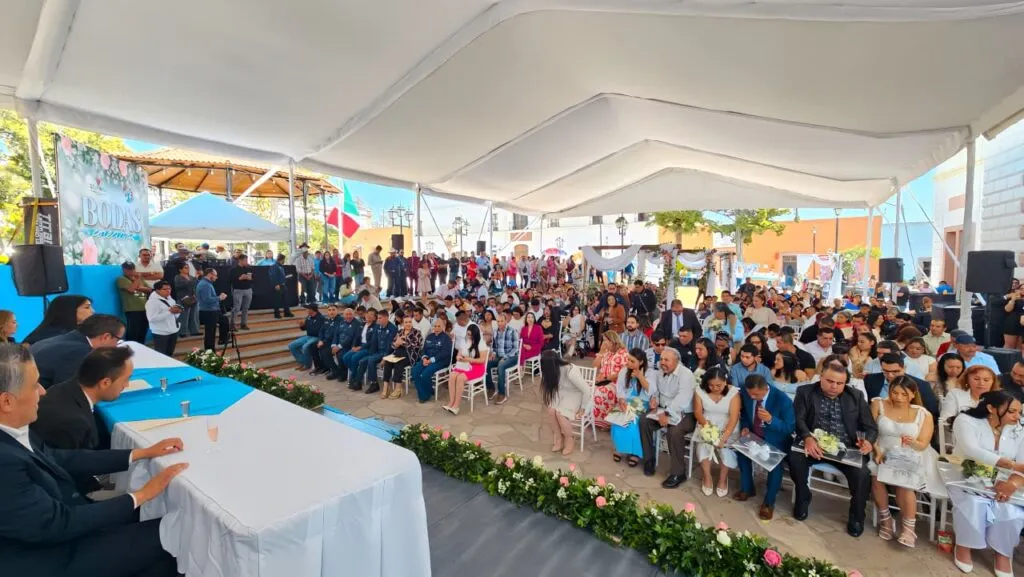 Zempoala celebra bodas colectivas y formaliza 50 matrimonios