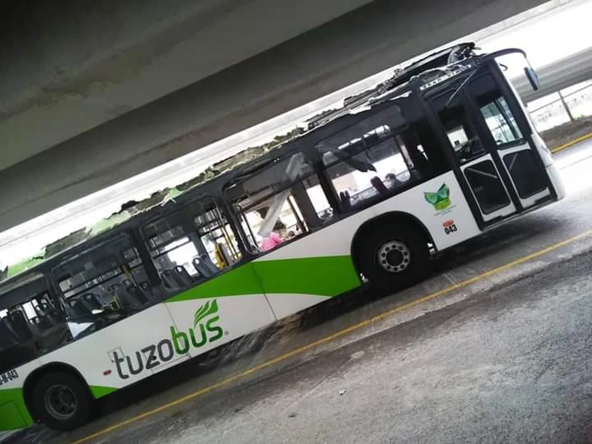 Choca Tuzobús frente a Galerías, hay 10 lesionados