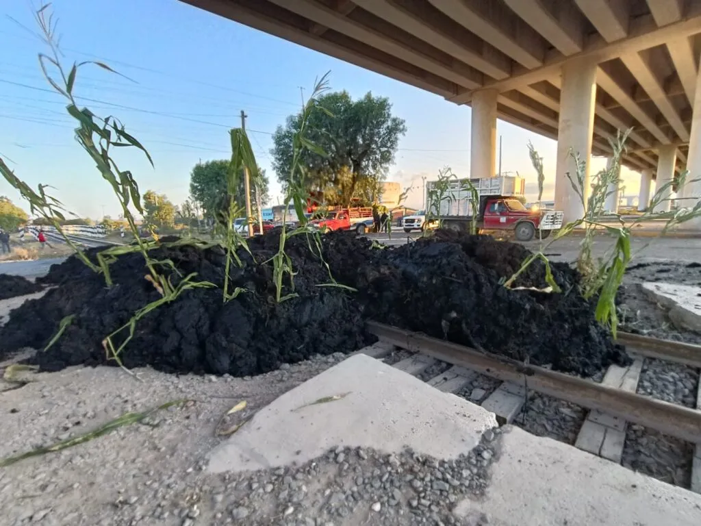 Bloqueo del Arco Norte podría extenderse hasta el 30 de octubre; colocan montones de lodo en vías de tren