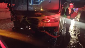 Choca autobús de y vehículo sobre la autopista México-Pachuca