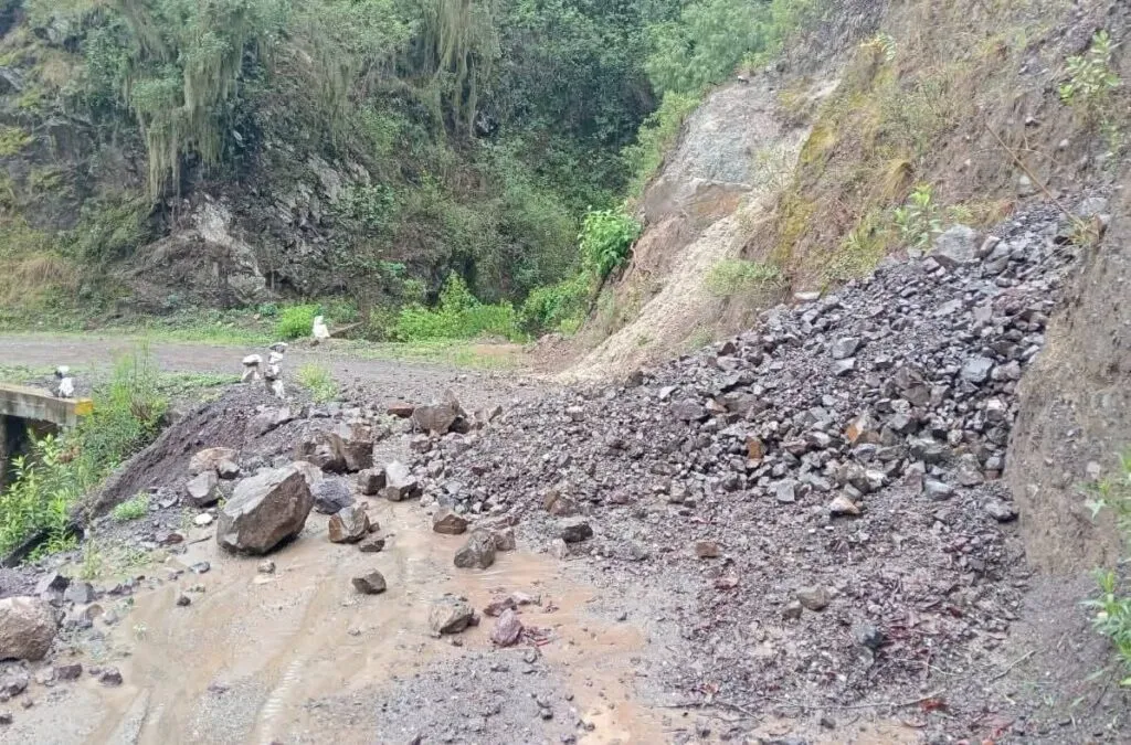 Accesos a Nicolás Flores quedan casi bloqueados por deslaves