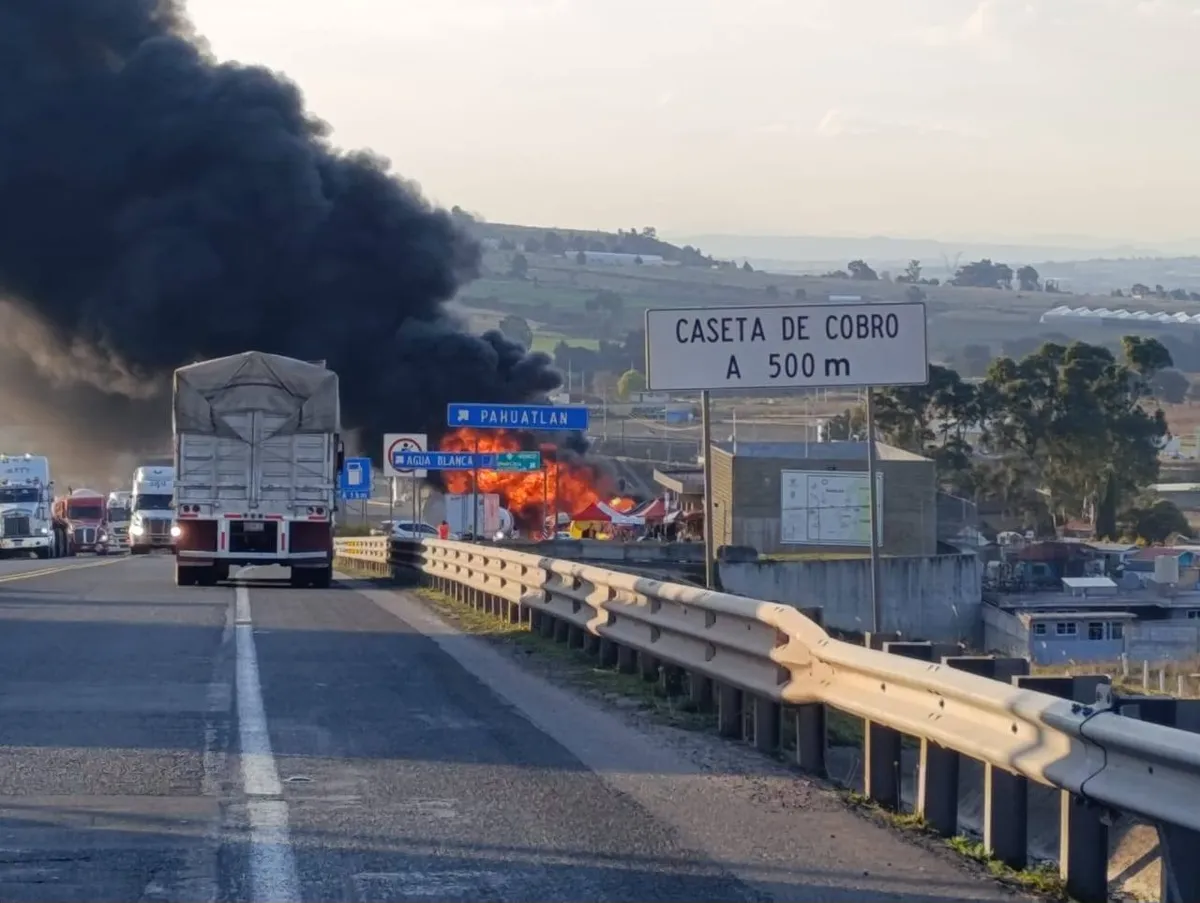 Pipa que transportaba gasolina se incendió en la México-Tuxpan