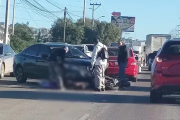 La circulación se complicó en Santa Catarina tras un accidente que movilizó a cuerpos de emergencia y llamó la atención de decenas de conductores.
