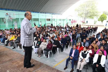 Natividad Castrejón imparte conferencia sobre crianza en Mixquiahuala.