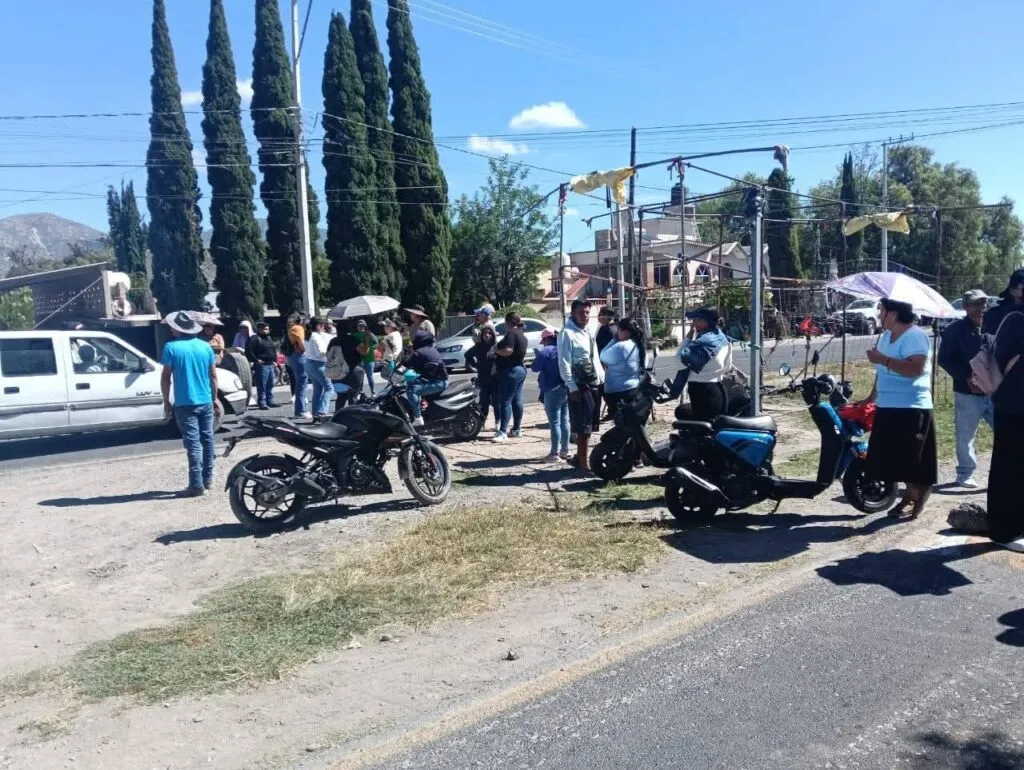 Padres cierran escuela y bloquean carretera en Francisco I. Madero; esto piden