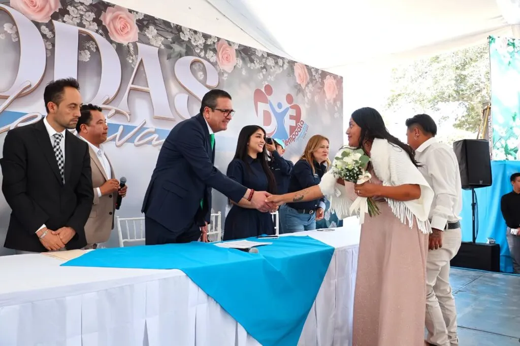 Zempoala celebra bodas colectivas y formaliza 50 matrimonios