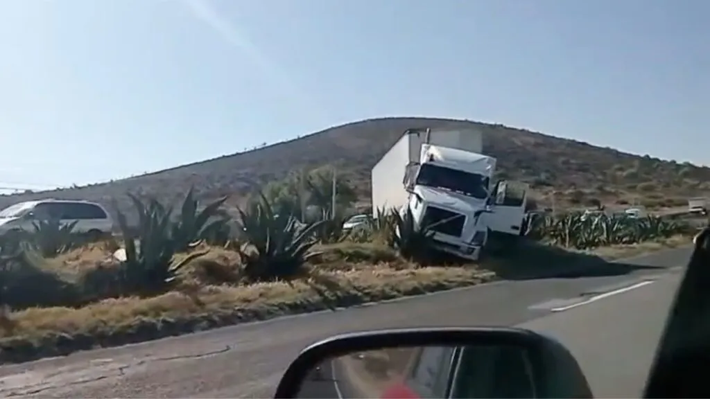 Tráiler se sube al camellón y colapsa la Pachuca-Sahagún