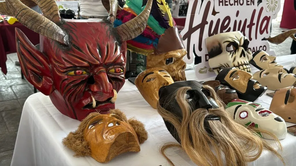 Miguel mantiene viva tradición de las máscaras de madera en Huejutla