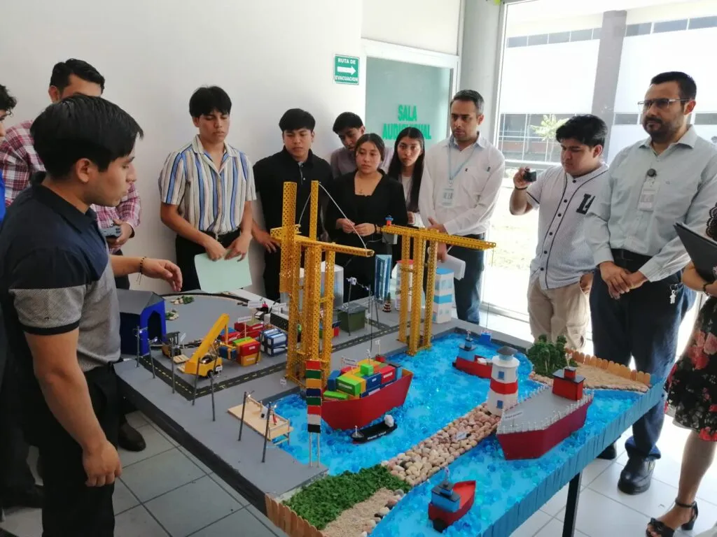 Estudiantes de la UPH innovan con proyectos de puertos a escala
