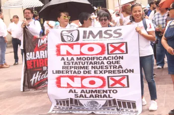 Trabajadores del IMSS marchan en Pachuca