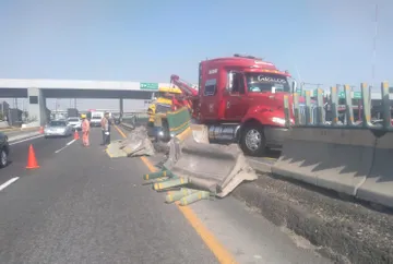 Tráiler choca en caseta de cobro de la México-Pachuca