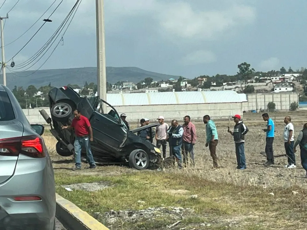¡Brutal accidente! Automóvil choca contra poste en bulevar de acceso a Acayuca