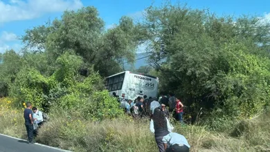 Camión de pasajeros se sale de la Tula–Michimaloya; afortunadamente no hay lesionados.