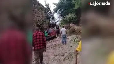 Toneladas de lodo y rocas se desprendieron de los cerros cercanos y bloquearon los accesos, dejando incomunicados a los habitantes.